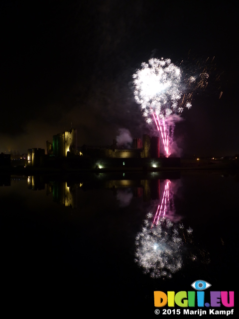 FZ024422 Fireworks over Caerphilly Castle